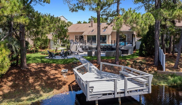 Shell Mates - Luxury Lakefront Vacation Rental with Private Pool Space & Outdoor Area