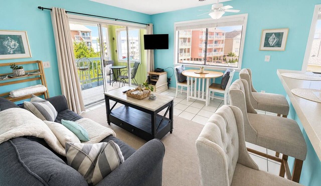 🏖️ Shoreline Hideaway . Pool . Steps to Beach . Sleeps 4