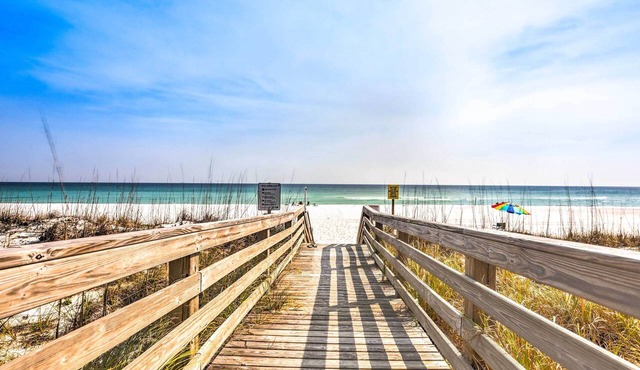 Sleek Pensacola Beach Condo: Patio, Walk to Beach