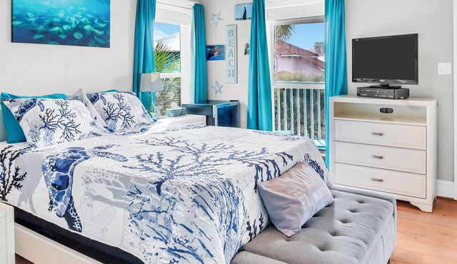 Sleeps 10 with 8 beds! Decks, decks and more decks!