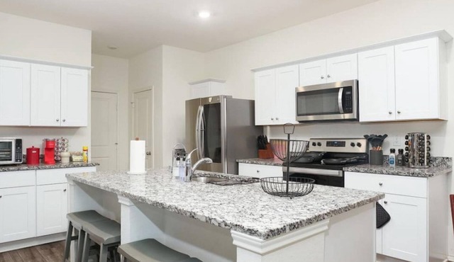 Sleeps 13 Near Seaworld Lackland 4BR
