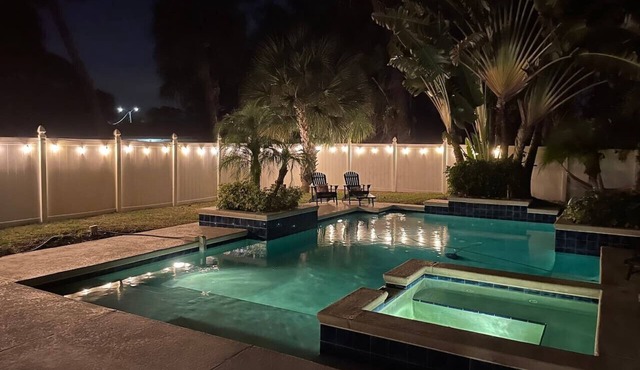 Sleeps 8 2K,1Q, 2T, Pool, Pickleball, Beach &River
