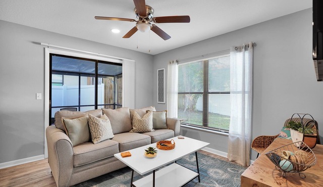Snowbird Discount! Charming Beach Escape~ with Lanai & Grill