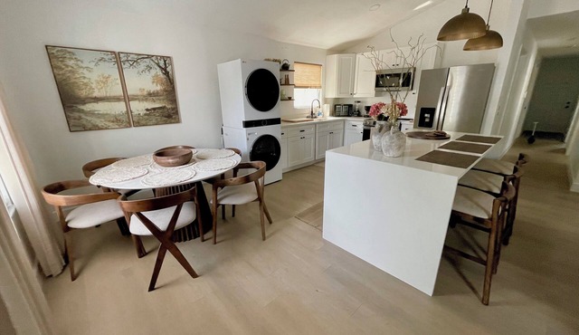 Snowbird special! Monthly discount… 10 miles from the beach!