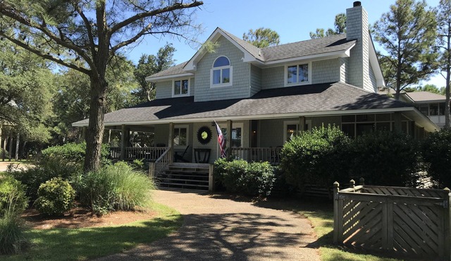 Soundside Corolla Light - Professionally Decorated, Wrap-Around Porch, Hot Tub in Corolla