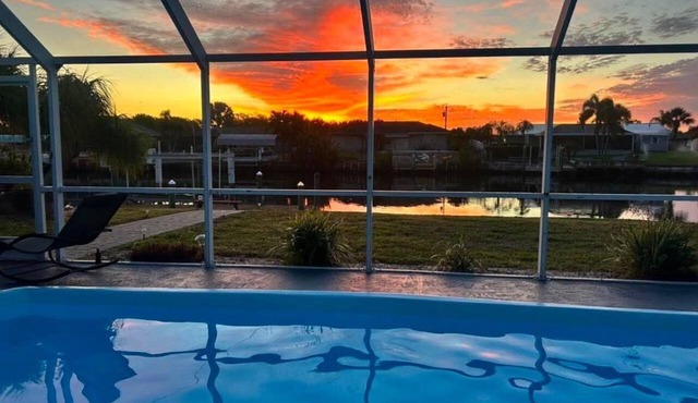Spacious 2-bdrm house in quiet neighborhood on canal in Port Charlotte. Sleeps 8