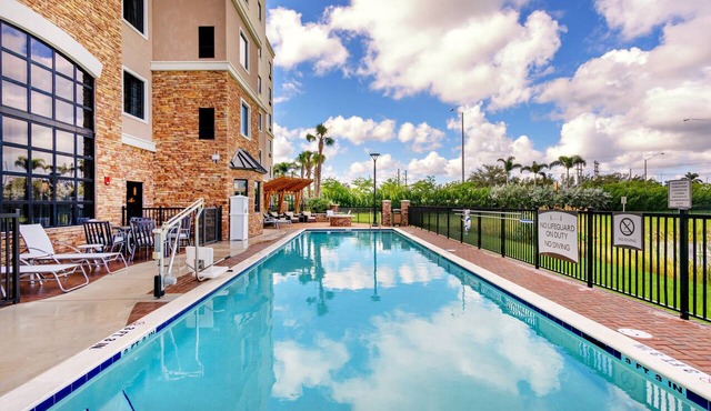 Spacious 2BR Suite Near FLL | Pool + Hot Breakfast