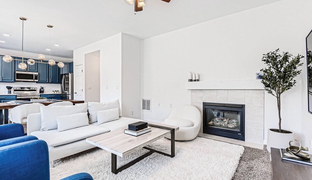 Spacious 3BR Aurora Home with Garage and Workspace in Aurora