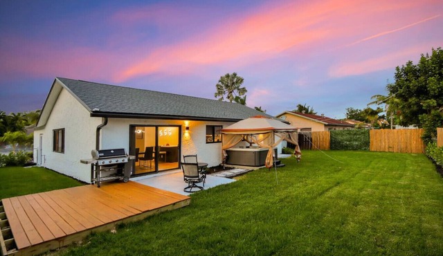 Spacious 3BR Home w/Hot Tub, BBQ & Parking