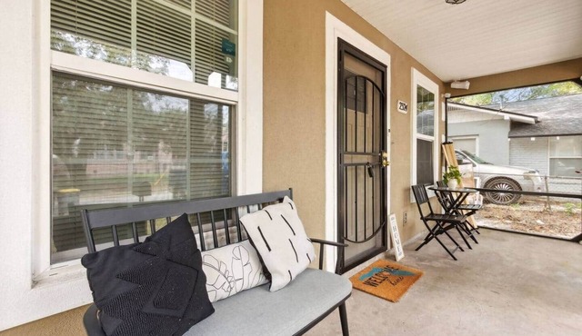 Spacious 3BR Two-Story Home Near Downtown Jax