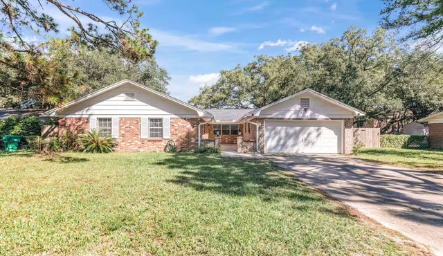 Spacious 4-bedroom house in quiet Fort Walton Beach, close to beaches and bases!