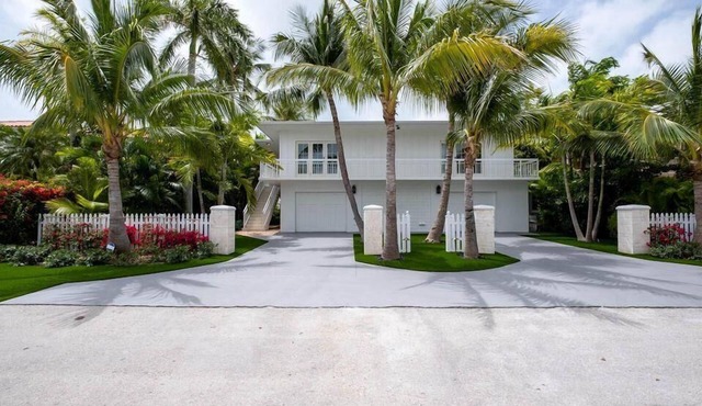 Spacious 4-bedroom canal home in Islamorada, perfect for families or groups.