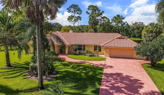 Spacious 4-bedroom country house in charming Wellington with WiFi, AC