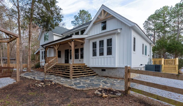 Spacious 4-bedroom farmhouse in beautiful Appling with AC