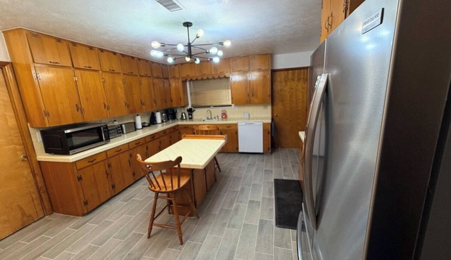 Spacious 4-bedroom house in pleasant Big Spring with AC