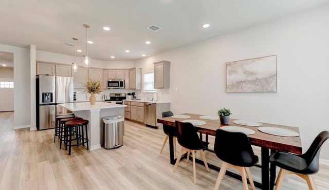 Spacious 4 Bedroom Home In Troy
