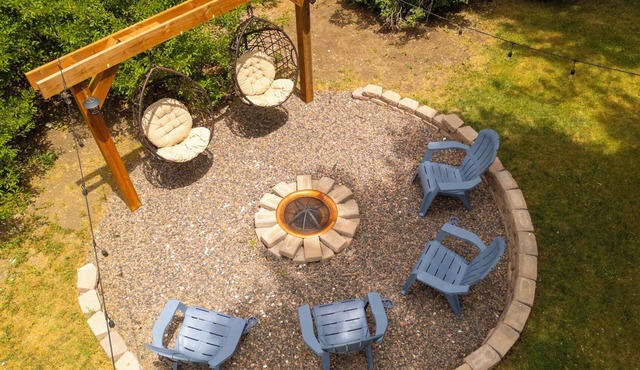 Spacious 4 BR/3 BA House Huge Backyard Close to Skiing, Red Rocks & Downtown