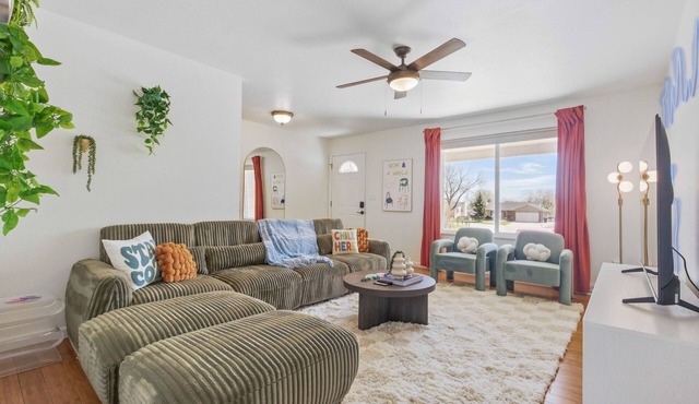 Spacious 4BD - Backyard BBQ, Fire Pit & Mini Golf in Arvada