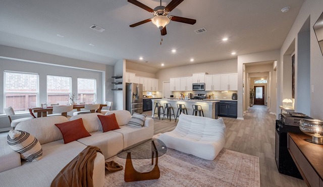 Spacious 4BR Family Home w/Game Room Near SeaWorld & Six Flags-sleep 13