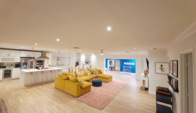 Spacious 5-bedroom house with fitness room and AC in welcoming Fort Lauderdale