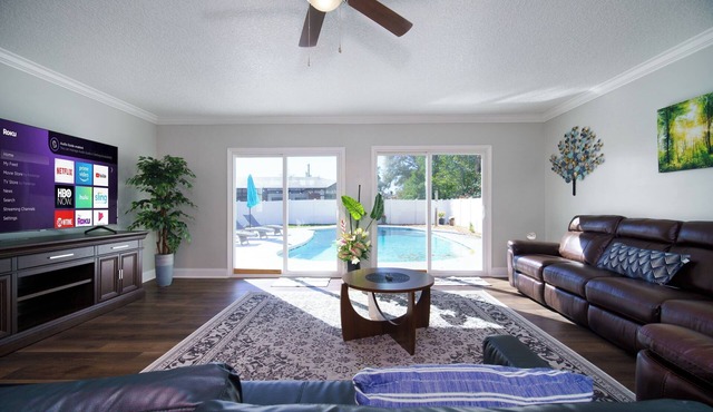 Spacious 5-bedroom Home w/large pool - 10 minutes to Everbank Stadium