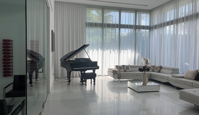 Spacious 5-bedroom villa in delightful Miami with WiFi in the heart of Brickell