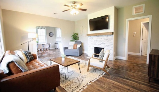 Spacious 5BR home. 10 min to NAS. 20 min to beach
