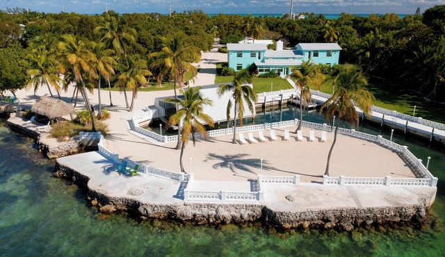 Spacious Bayfront Home with Heated Pool, Deep Dockage, Kayaks and More in Islamorada