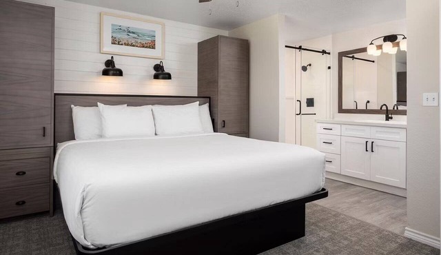 Spacious Beach Resort Stay w/ Full Kitchen, Dining & Sports Courts!
