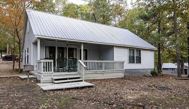 Spacious Cabin with Resort Amenities and Shared Outdoor Deck near Zwolle, Louisiana