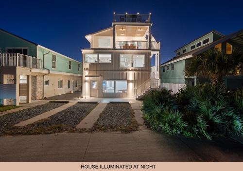 Spacious Coastal Home Steps to Beach w Rooftop, Ocean Views