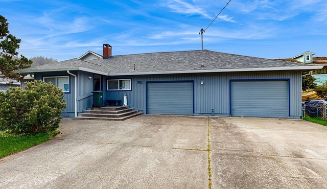 Spacious & comfortable home close to the Habor, Sand Dunes, beaches, & parks in Reedsport