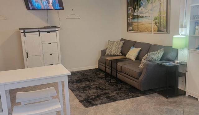Spacious Cozy Studio Pool/Spa Ultimate Location Walk to everything