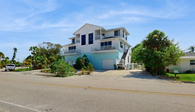 Spacious Duplex with two kitchens, W/D, and WiFi throughout