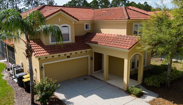 Spacious Family Villa Near Disney, Private Pool, Gated Resort, Sleeps 9