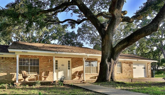 Spacious Home Minutes Away From 2 or Amusement Park, Mall, & Downtown