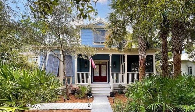 Spacious home w/pool access & patio