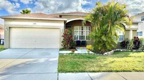 Spacious House with Pool and Hot Tub near Tampa