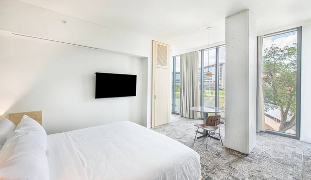Spacious Lake View Suite near UF Campus