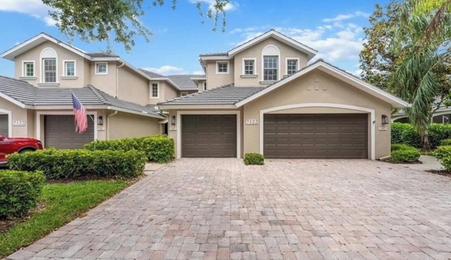 Spacious Lakefront Condo in Gated North Naples.Near Beach & Mercato