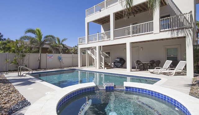 Spacious, Modern Home with Large Private Pool & Hot Tub! Dog friendly!