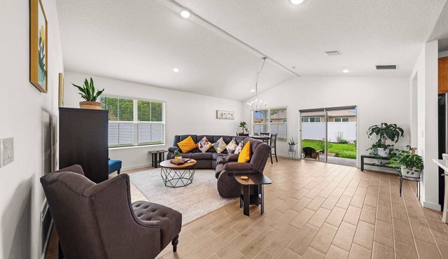 Spacious Modern Villa with Private Yard, Ocala