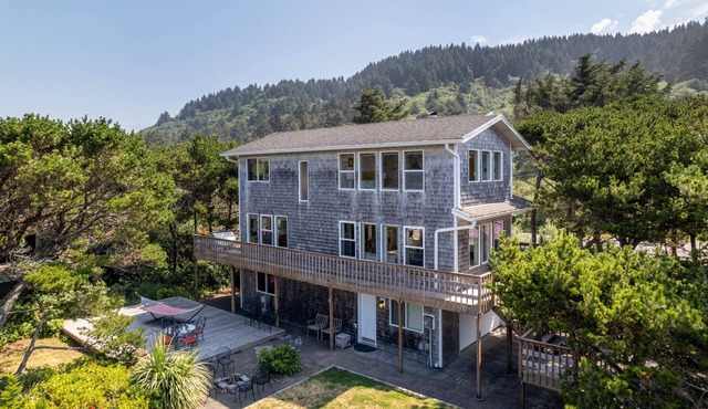 Spacious Ocean-View Home with Fireplace, Foosball, and Fire-pit, Huge Patio, Steps to the Beach in Cloverdale