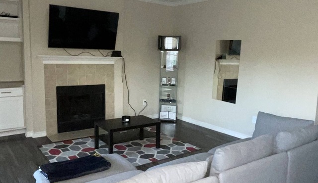 Spacious One Bedroom w Workspace and Patios