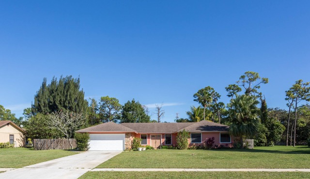 Spacious property in a quiet neighborhood, 30% discount for stays over 28 days