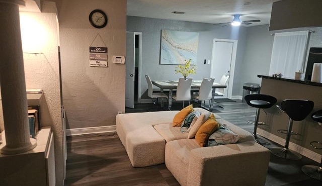 Spacious retreat 10mins to Airport and Beach