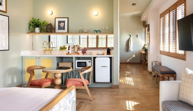 Spacious Room Close to The Florida Aquarium, Bring Along Your Pets!