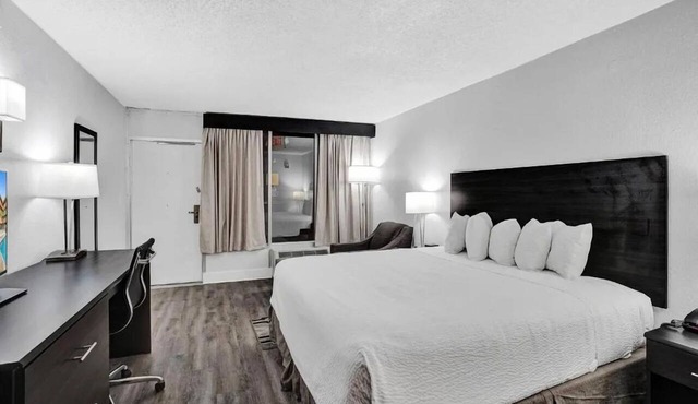 Spacious Room, Weekend Escape! Steps away from Hollywood Boardwalk + Breakfast!
