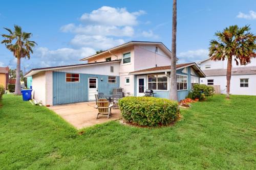 Spacious Seaside Cottage w/Sunroom – 1-Minute Walk to Vilano Beach