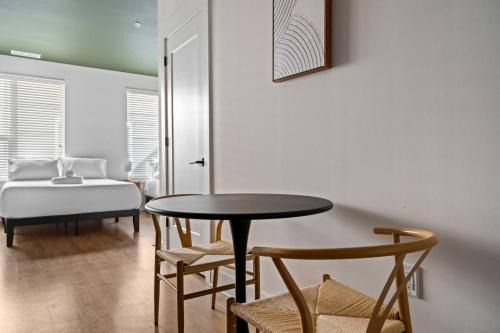 Spacious Studio in Midtown Free Pool and Parking